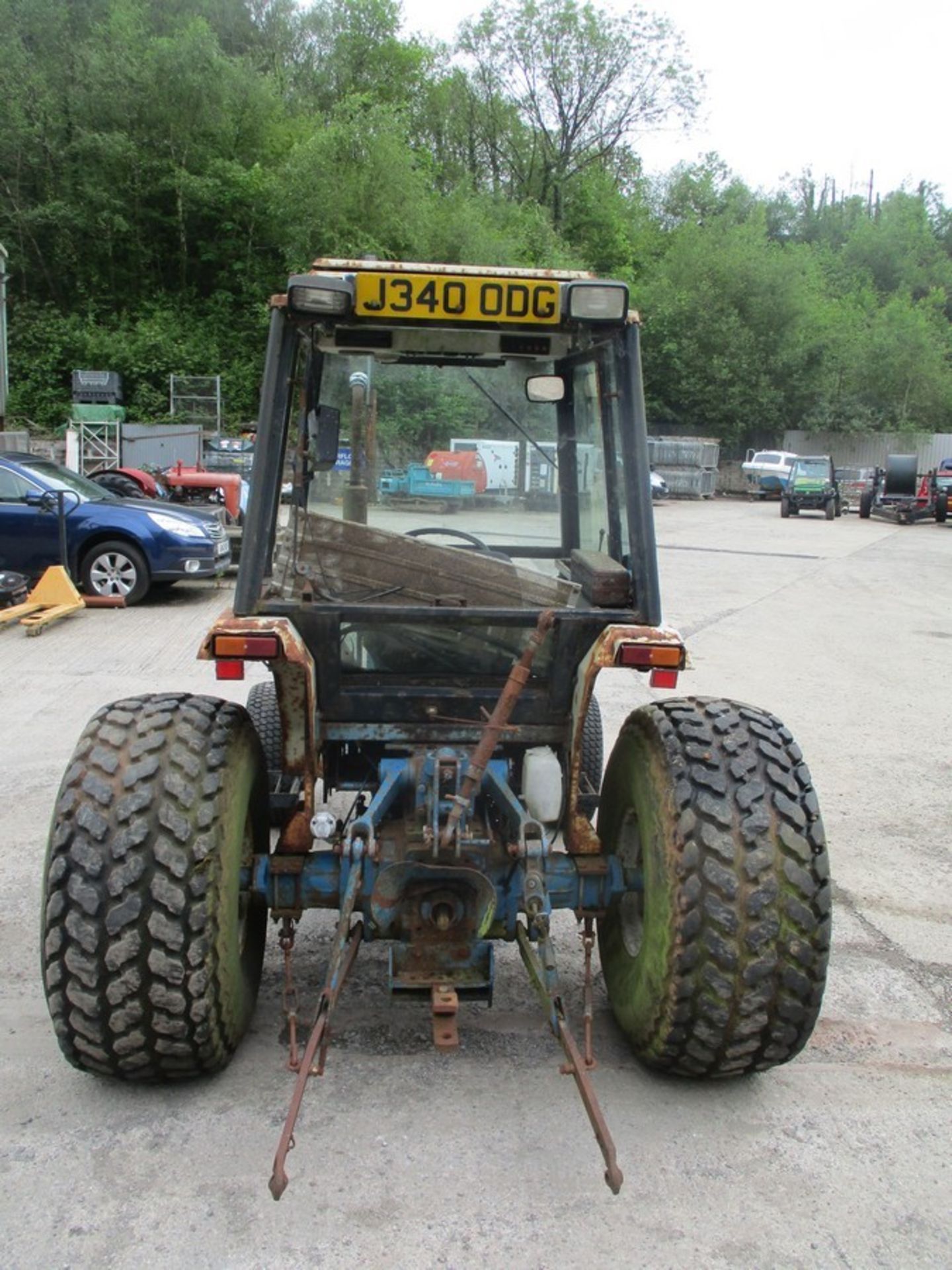 FORD 2120 40HP TRACTOR (NON RUNNER BEEN SAT A WHILE) - Image 6 of 7