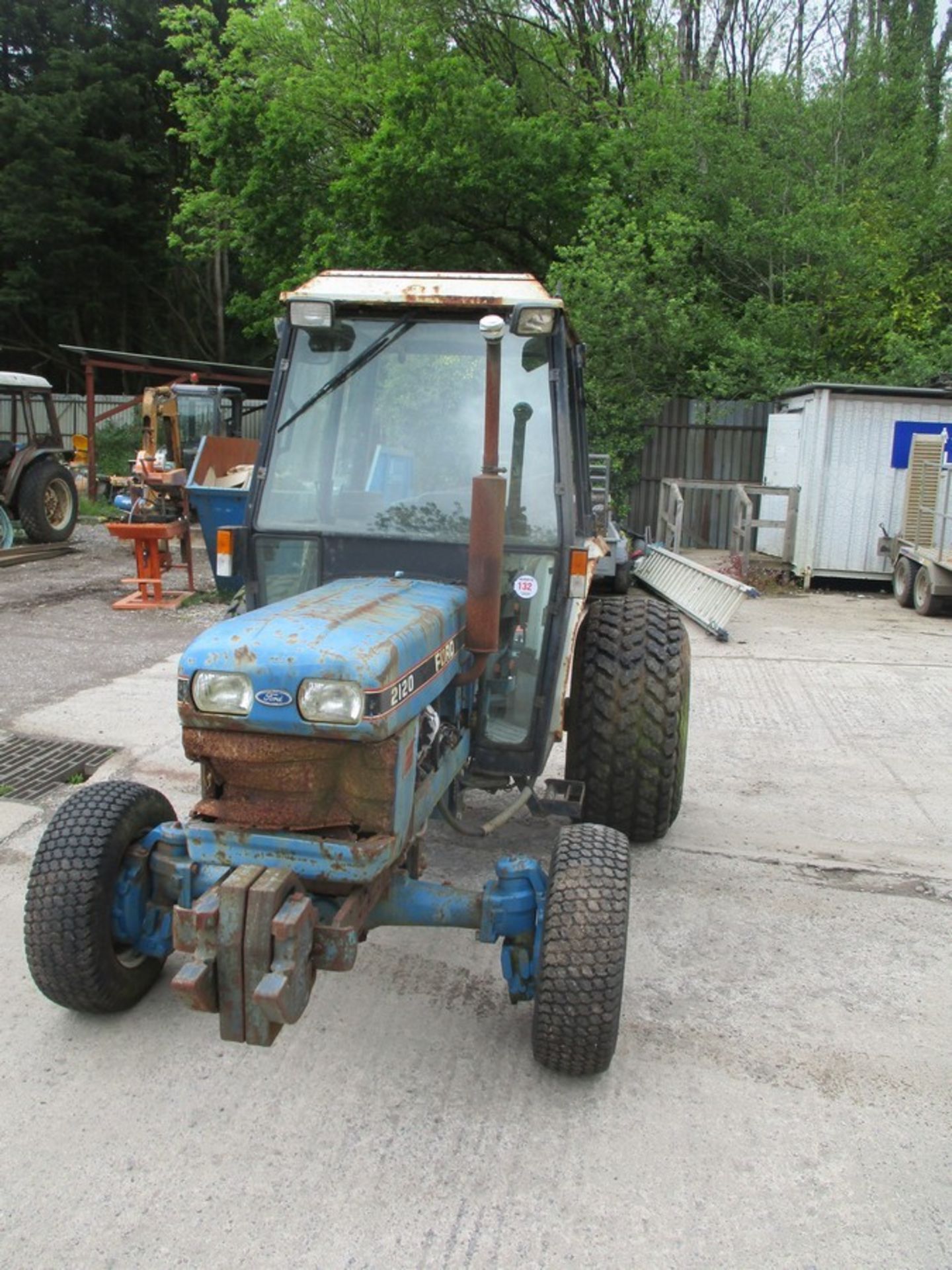 FORD 2120 40HP TRACTOR (NON RUNNER BEEN SAT A WHILE) - Image 2 of 7
