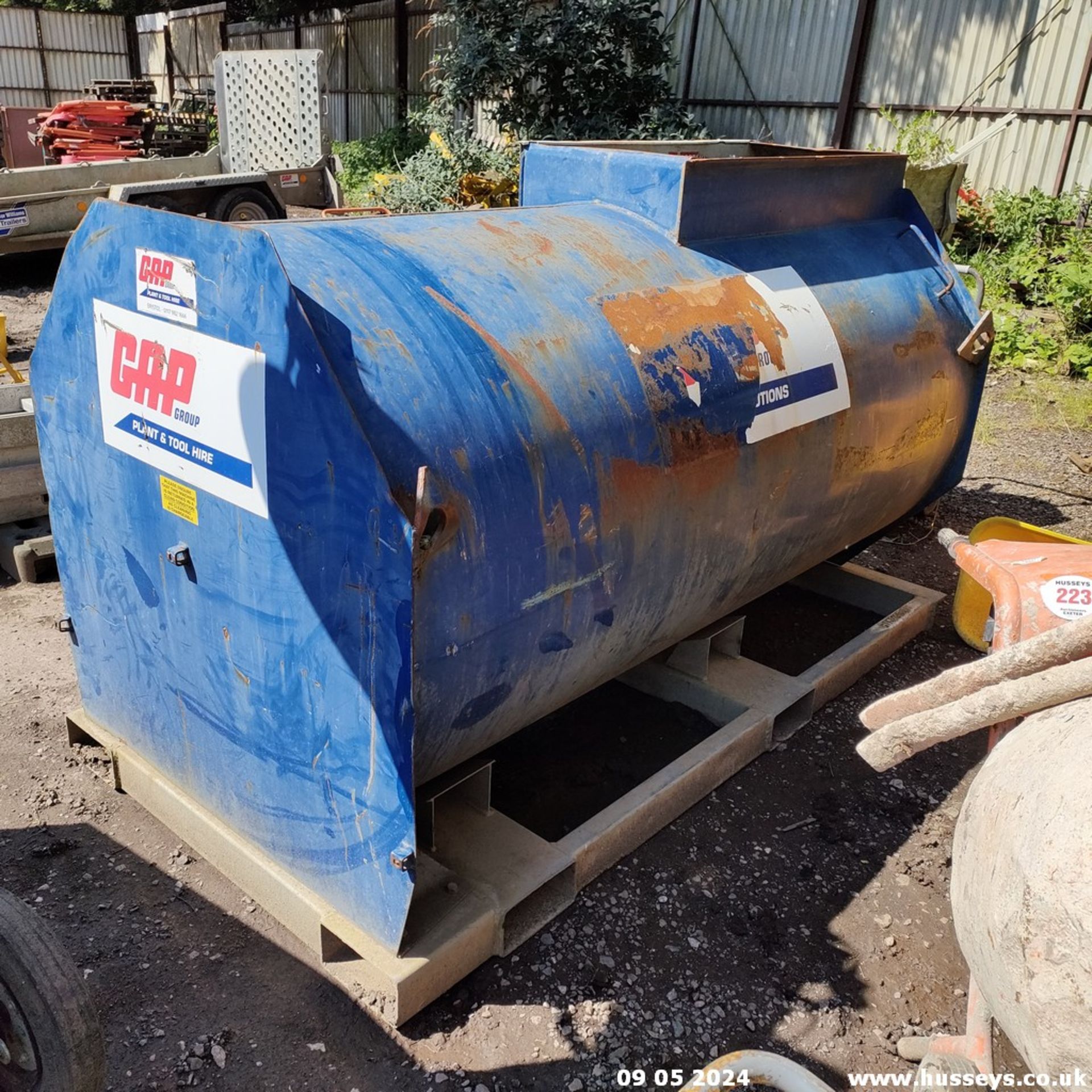 MAIN 1000 LITRE DIESEL TANK SKID MOUNTED WITH FORK POCKETS 3109558 - Image 2 of 5