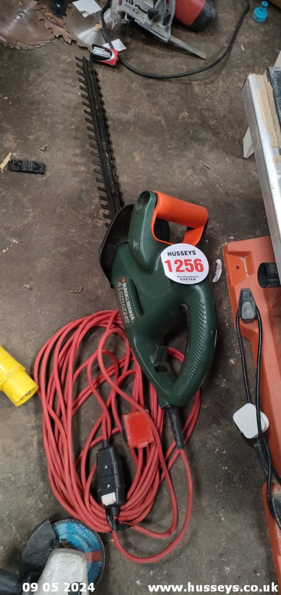 ELECTRIC HEDGE TRIMMER