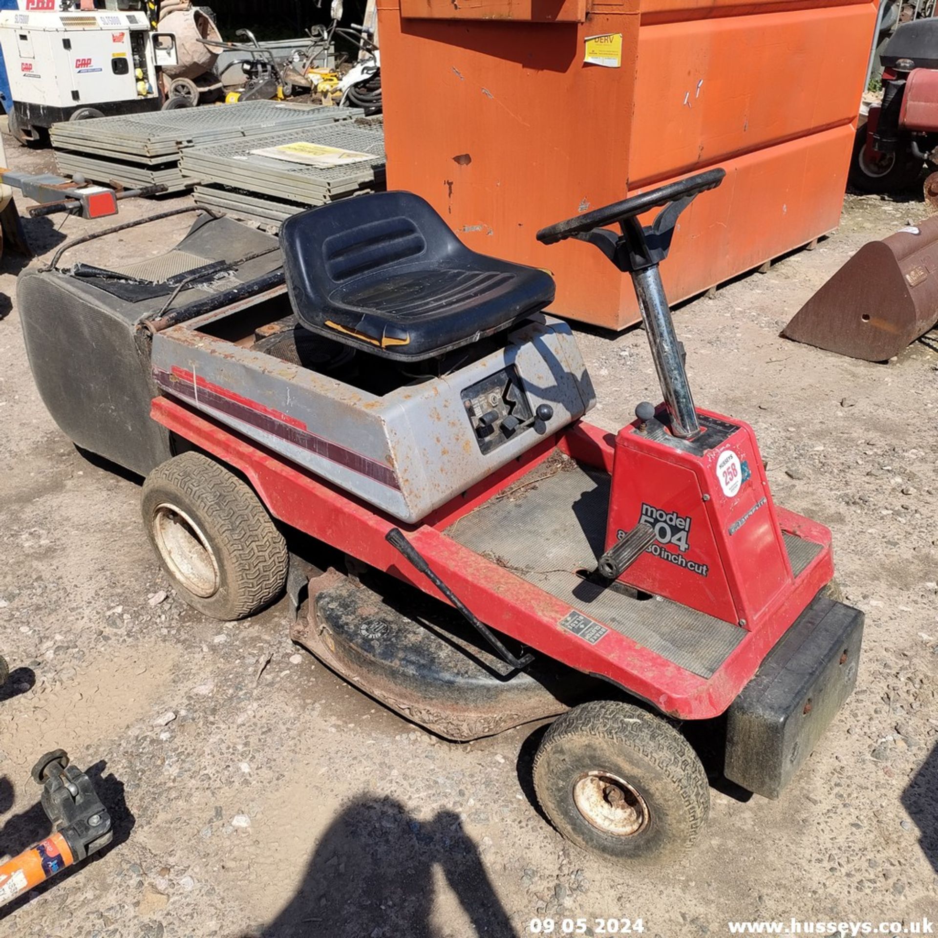 MTD LAWNFLITE RIDE ON MOWER C.W COLLECTOR - Image 2 of 6