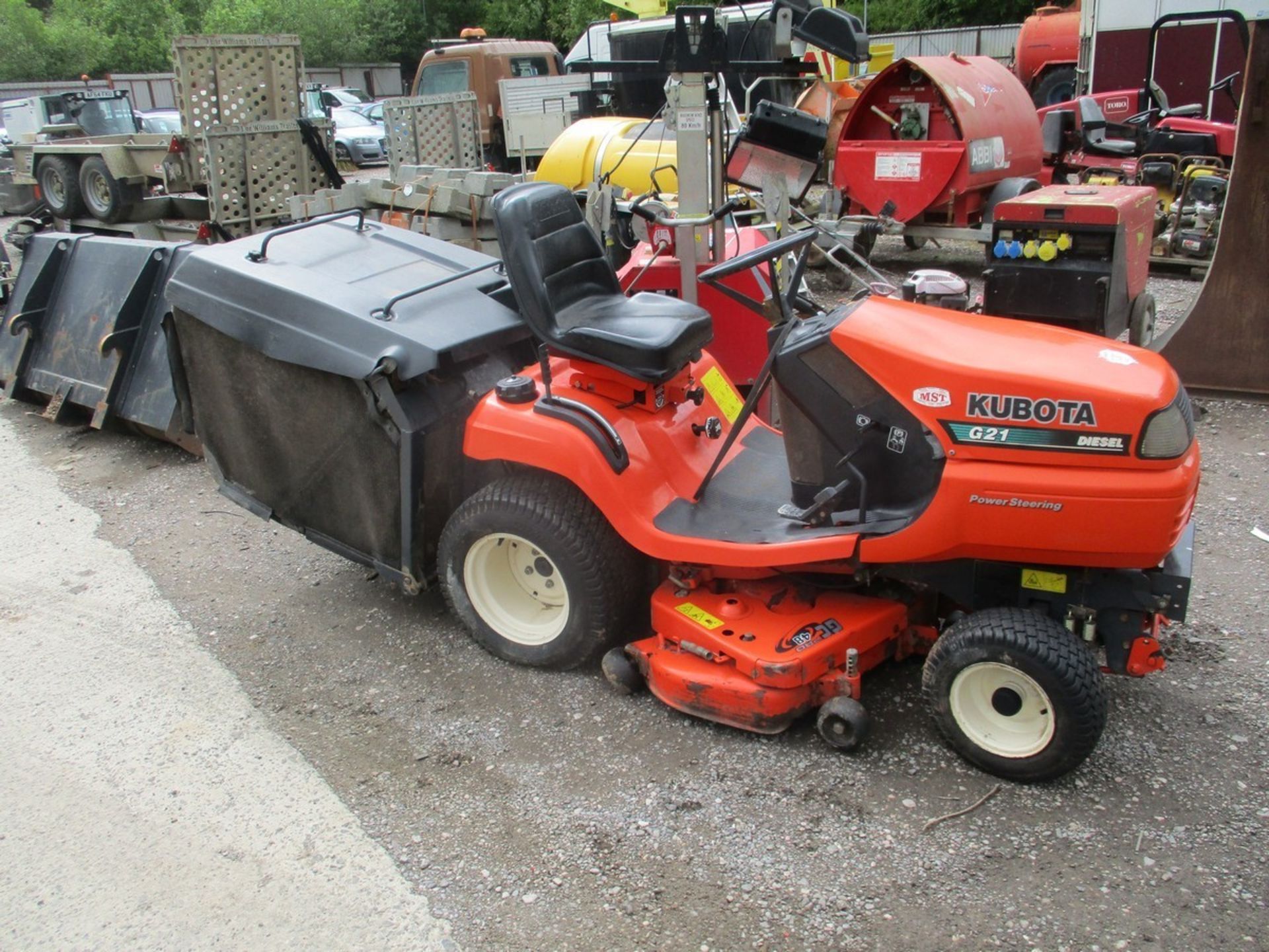 KUBOTA G21 DIESEL RIDE ON MOWER C.W COLLECTOR (NO KEY)