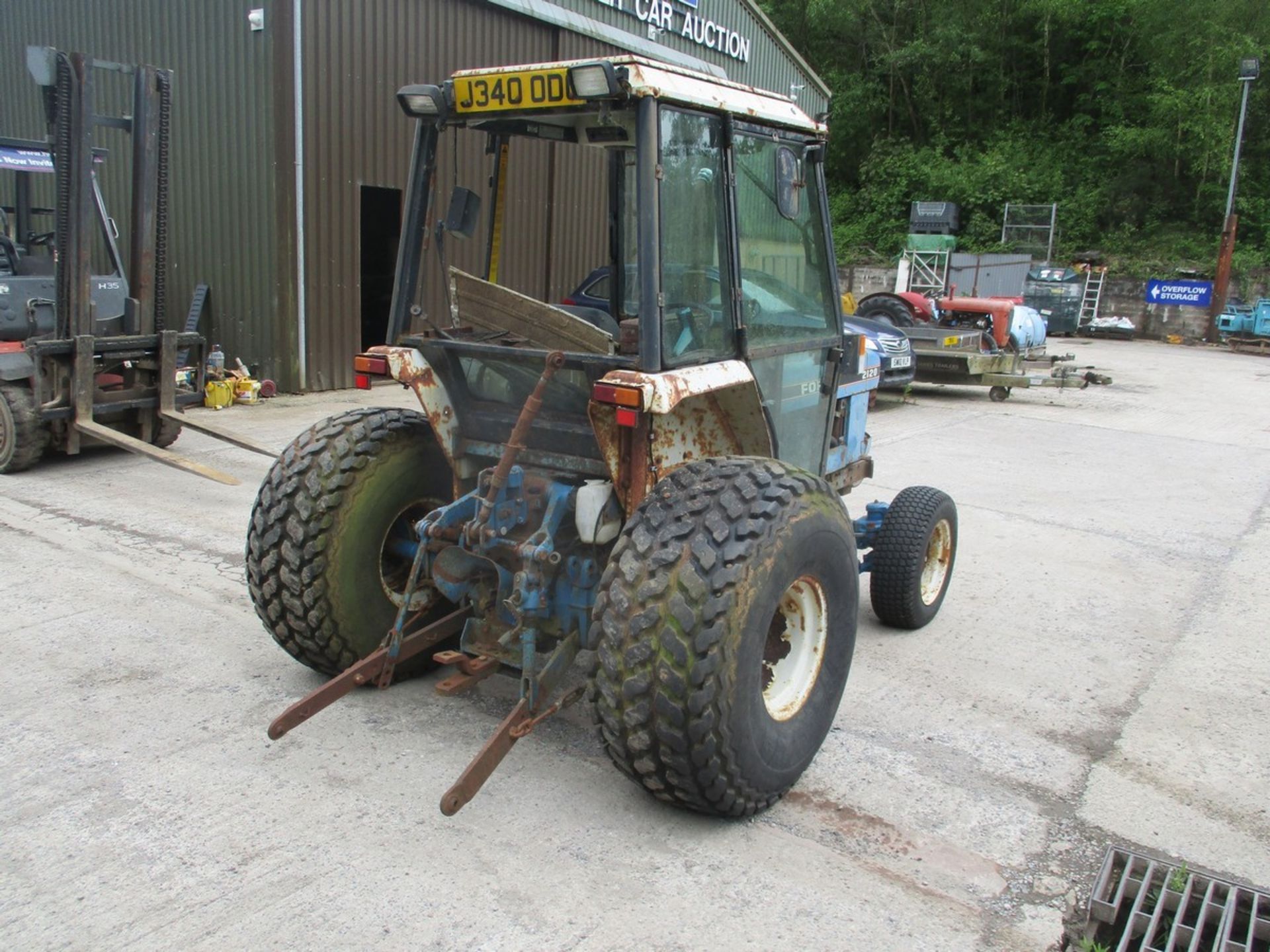 FORD 2120 40HP TRACTOR (NON RUNNER BEEN SAT A WHILE) - Image 5 of 7