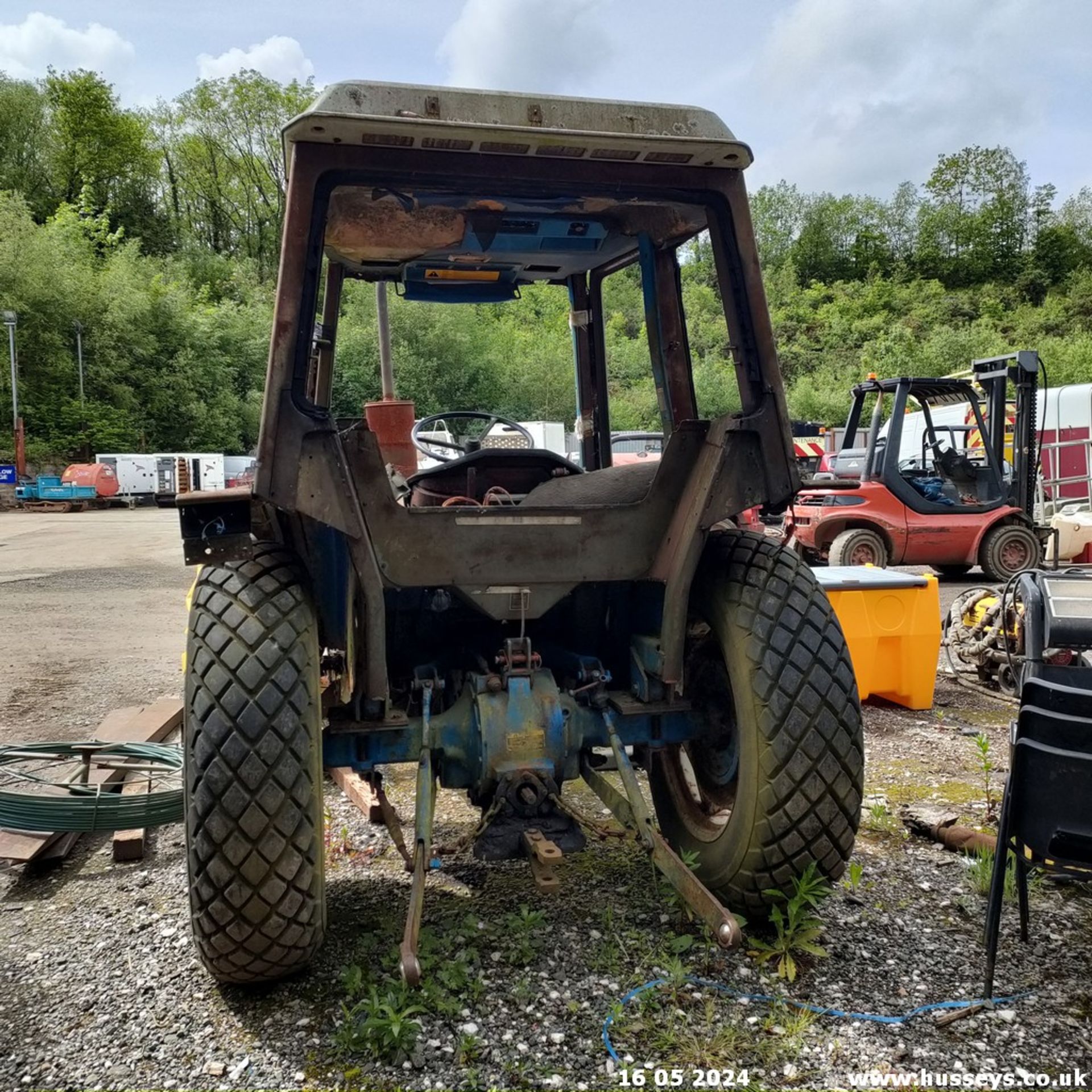 FROD 3600 TRACTOR (DROVE WHEN IT CAME IN BUT BEEN SAT A WHILE) - Image 4 of 8