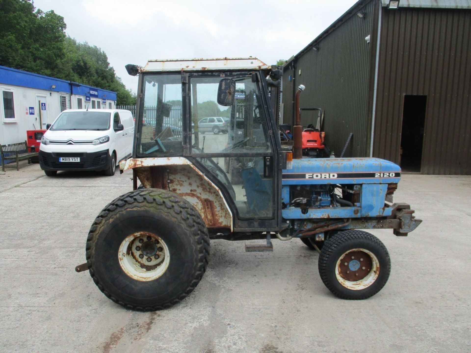 FORD 2120 40HP TRACTOR (NON RUNNER BEEN SAT A WHILE) - Image 4 of 7
