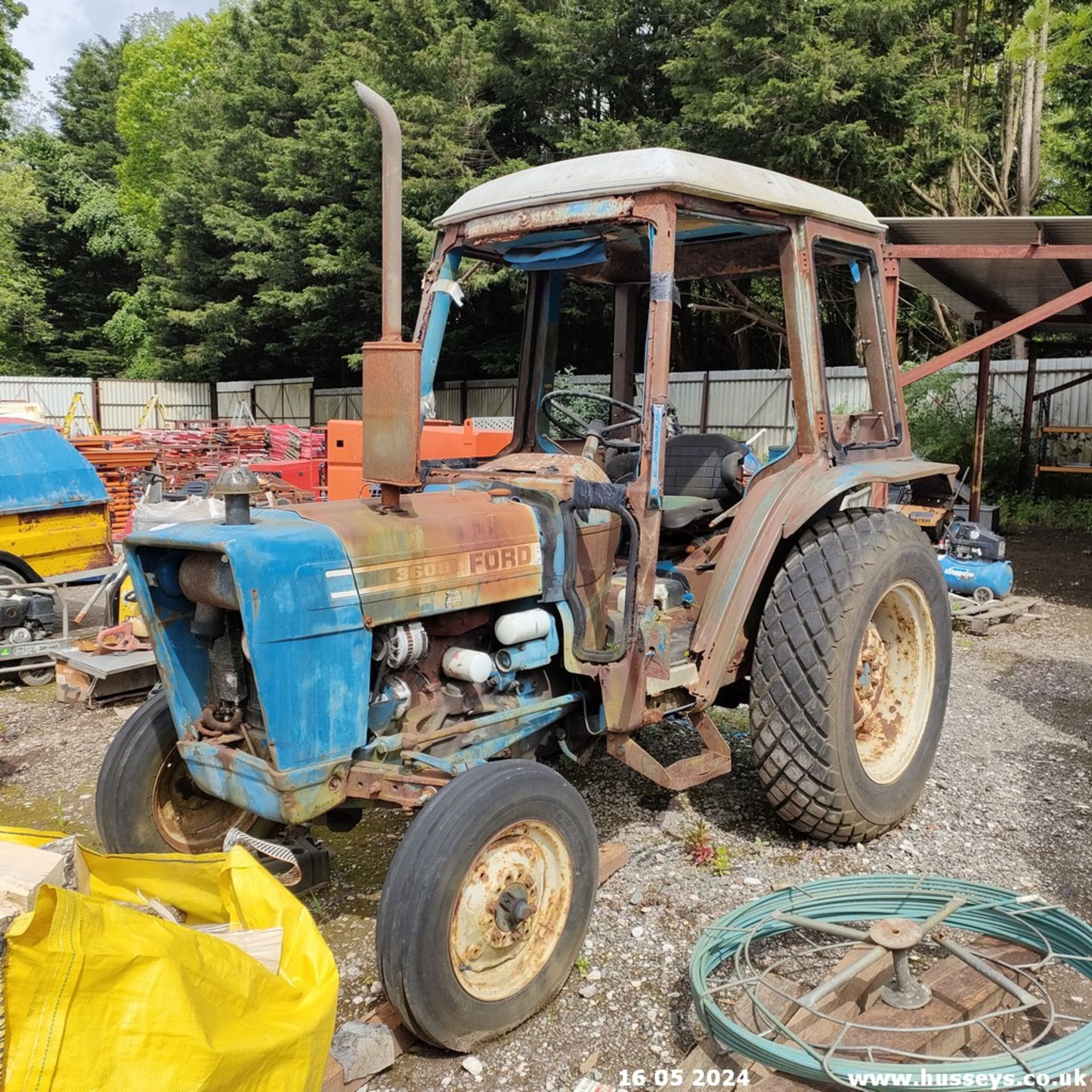 FROD 3600 TRACTOR (DROVE WHEN IT CAME IN BUT BEEN SAT A WHILE) - Image 2 of 8