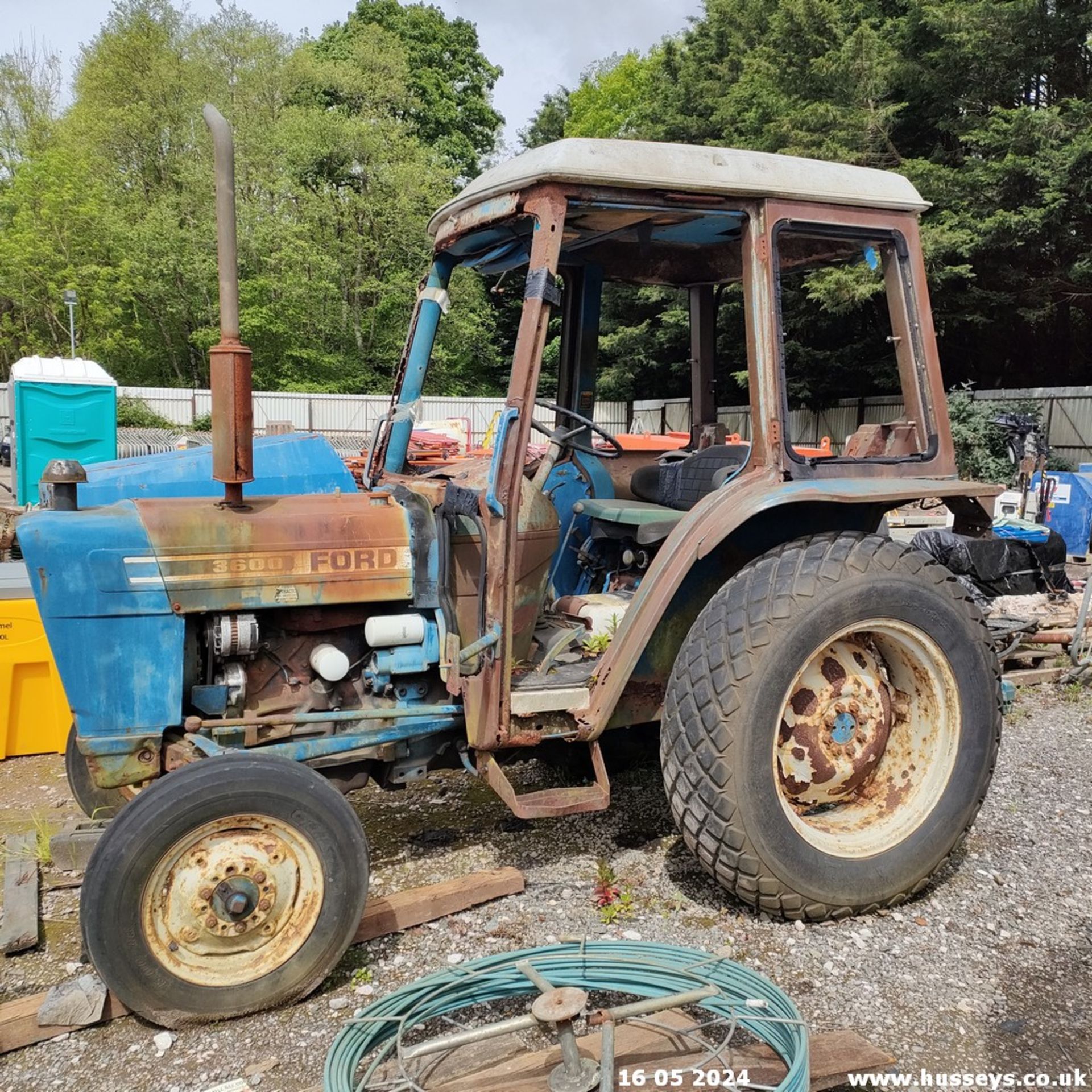 FROD 3600 TRACTOR (DROVE WHEN IT CAME IN BUT BEEN SAT A WHILE) - Image 3 of 8