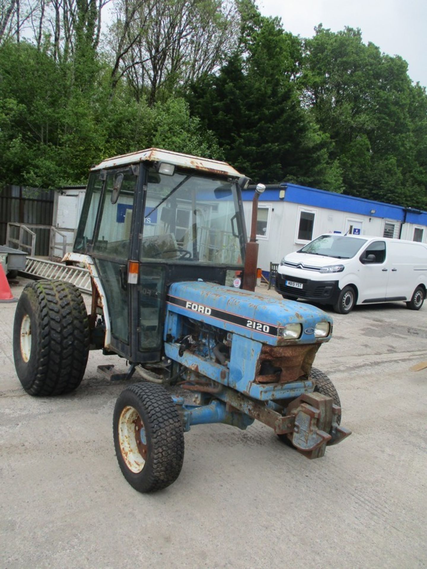 FORD 2120 40HP TRACTOR (NON RUNNER BEEN SAT A WHILE) - Image 3 of 7