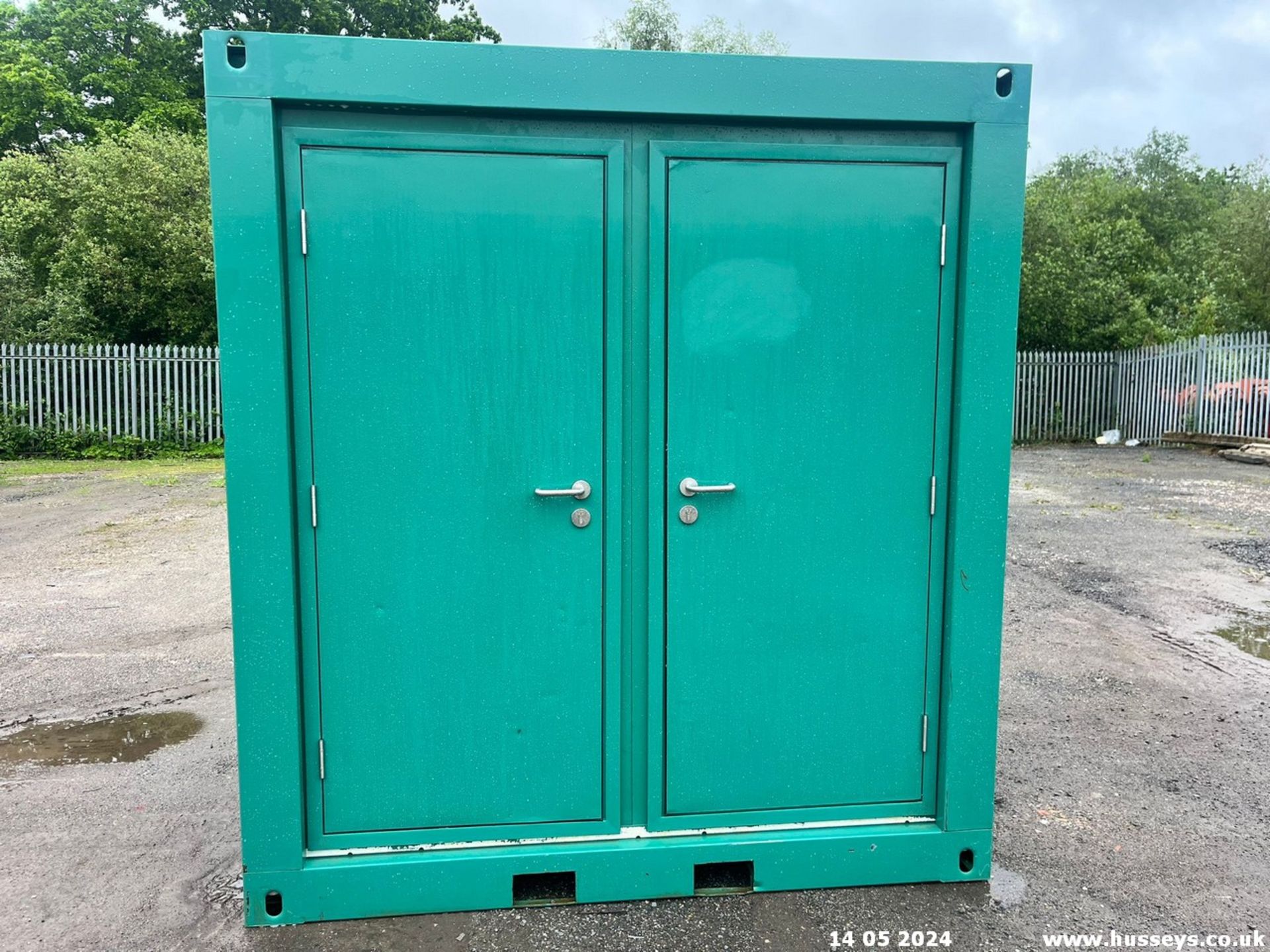 DOUBLE TOILET BLOCK UNUSED C.W 2 WC'S SINKS LIGHTS & MIRRORS C.W KEYS