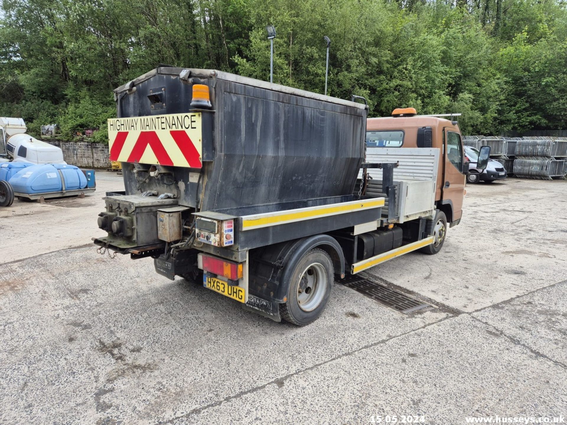 13/63 MITSUBISHI FUSO CANTER HOTBOX 7C15 34 - 2998cc 2dr (Brown) - Image 6 of 11