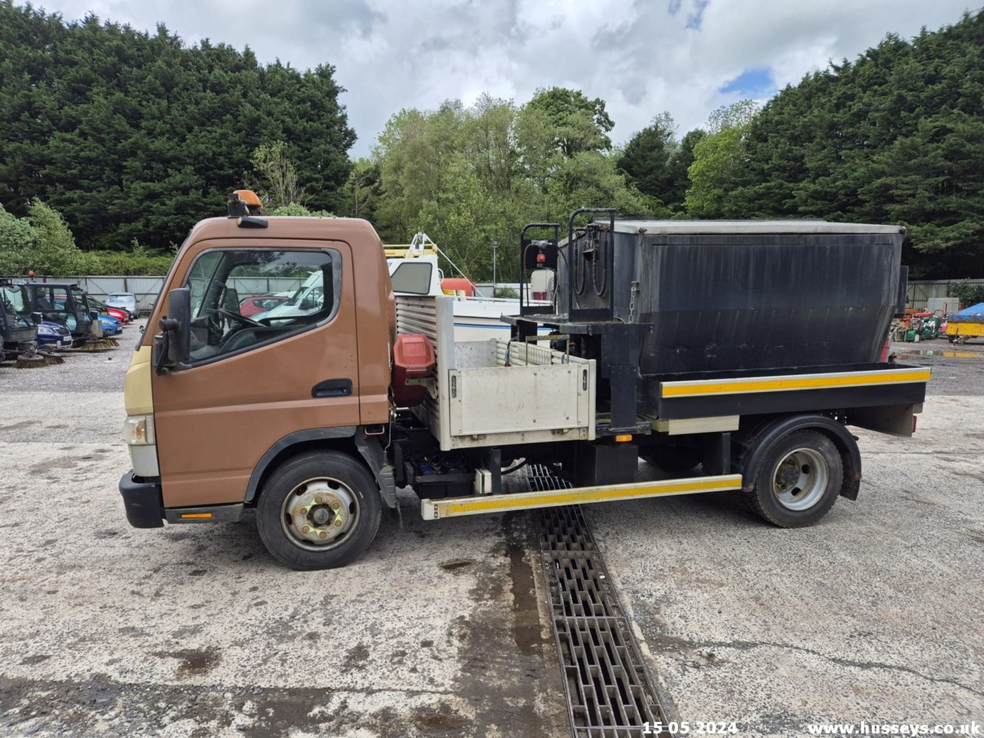 13/63 MITSUBISHI FUSO CANTER HOTBOX 7C15 34 - 2998cc 2dr (Brown) - Image 5 of 11