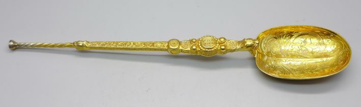 A silver gilt anointing spoon, London 1901, Saunders & Shepherd, 102g, 25.5cm