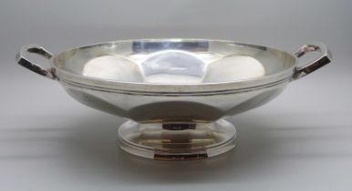 A silver two handled bowl by Ernest Druiff & Co., Birmingham 1922, 495g, diameter 20.5cm