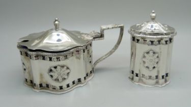 A silver mustard pot with blue glass liner and a matching silver pepper pot, Birmingham 1973, 157g