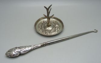 A silver ring stand, 20g and a silver handled button hook