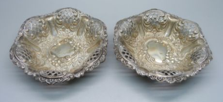 A pair of pierced silver dishes, Birmingham 1906/07, 95g, 11/12cm