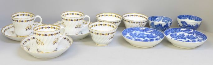 Two Georgian blue and white tea bowls and saucers, circa 1780s, one a/f, three Georgian Worcester