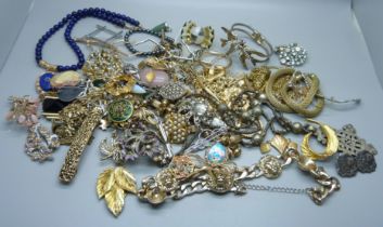 A bag of assorted costume jewellery