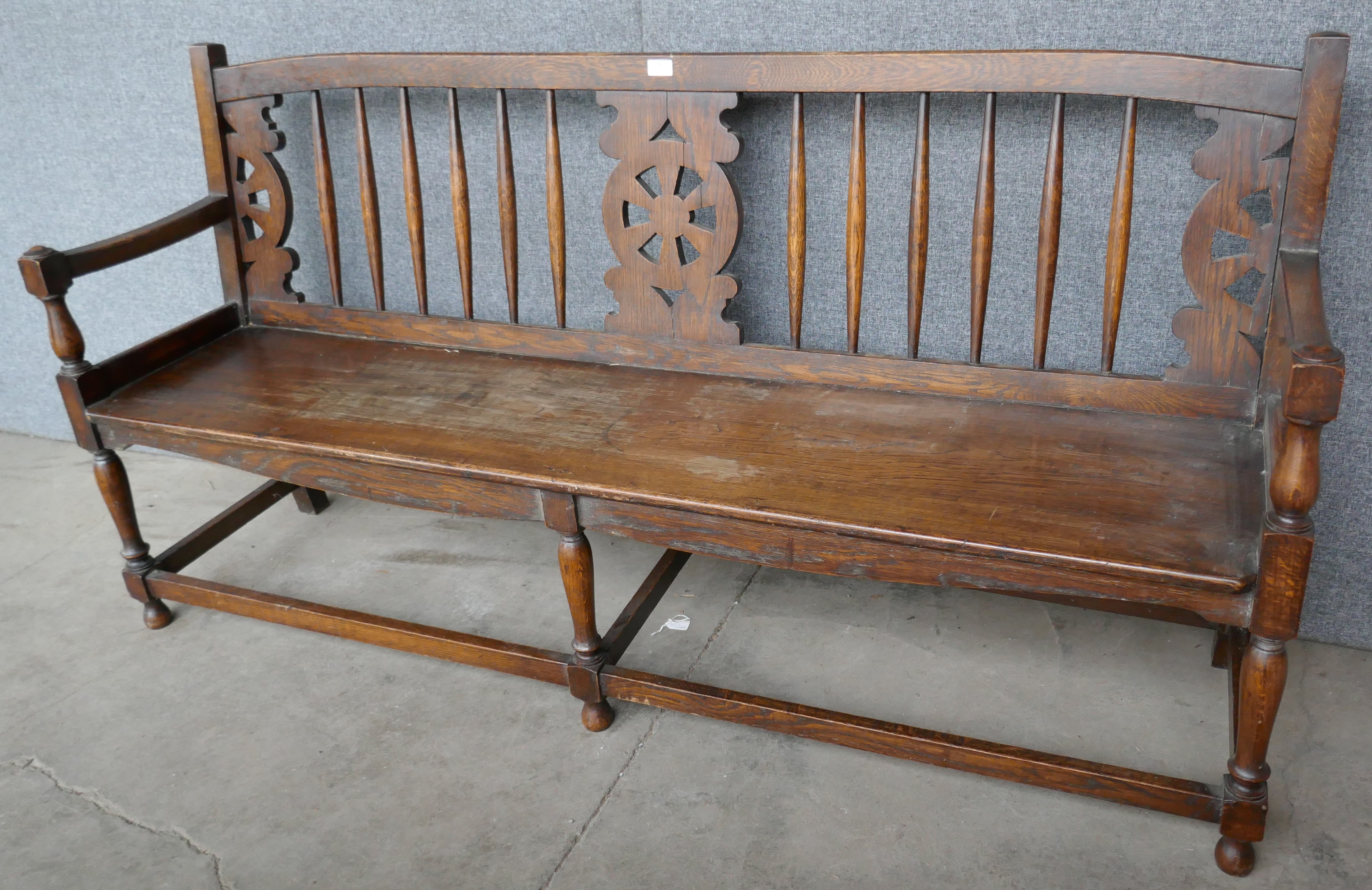An early 20th Century oak and elm bench - Image 2 of 2