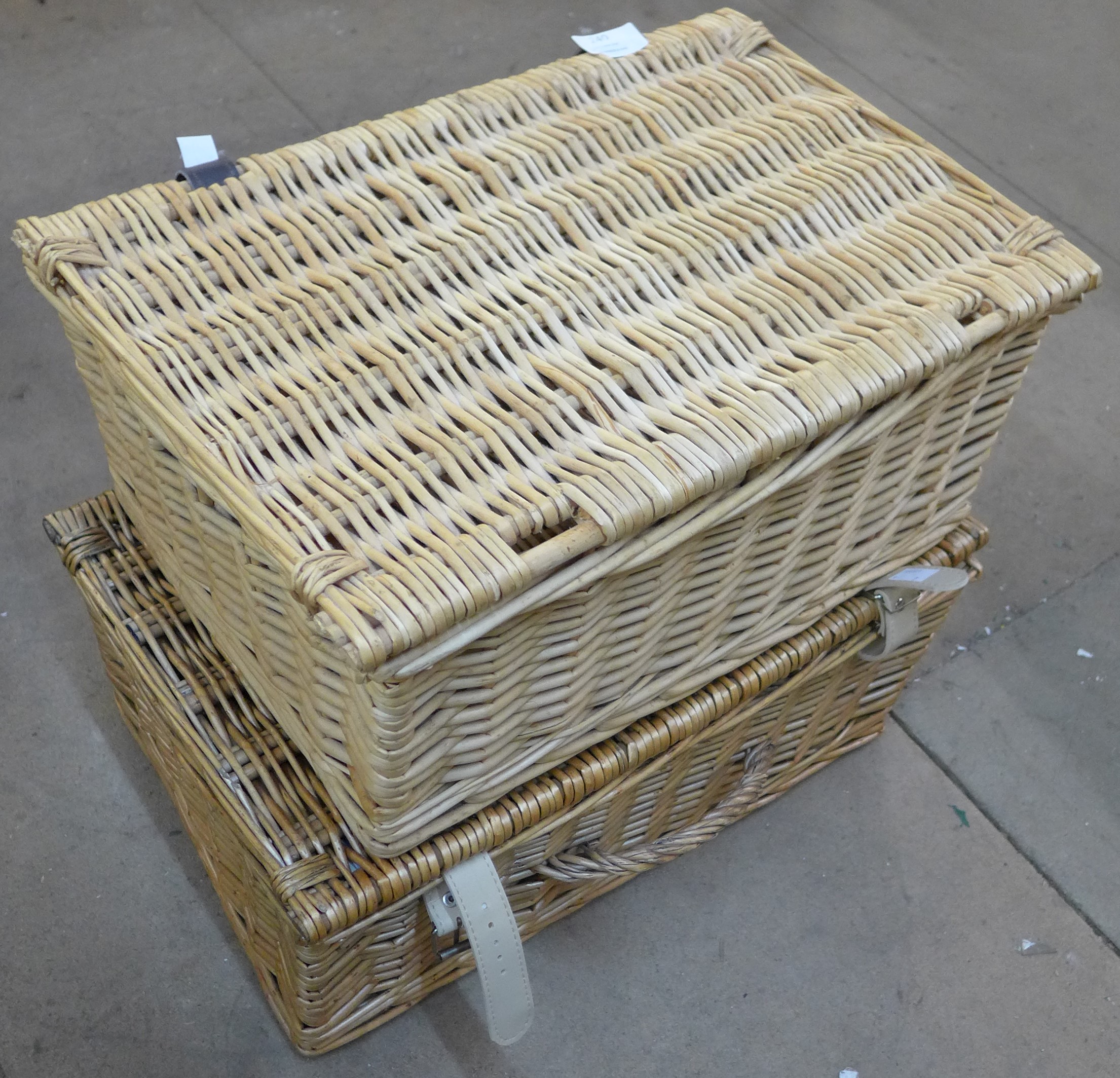 Two wicker picnic baskets - Image 3 of 3