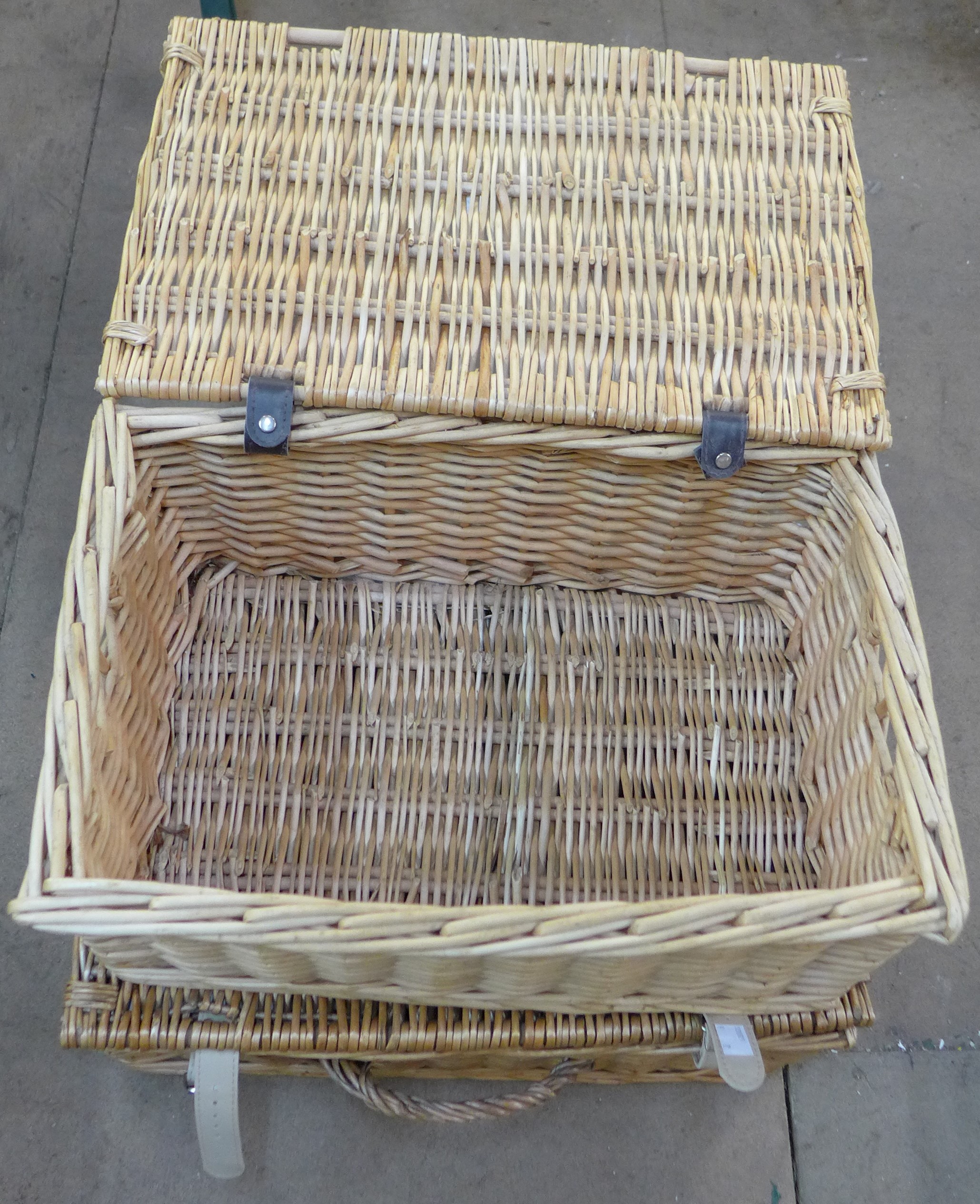 Two wicker picnic baskets - Image 2 of 3