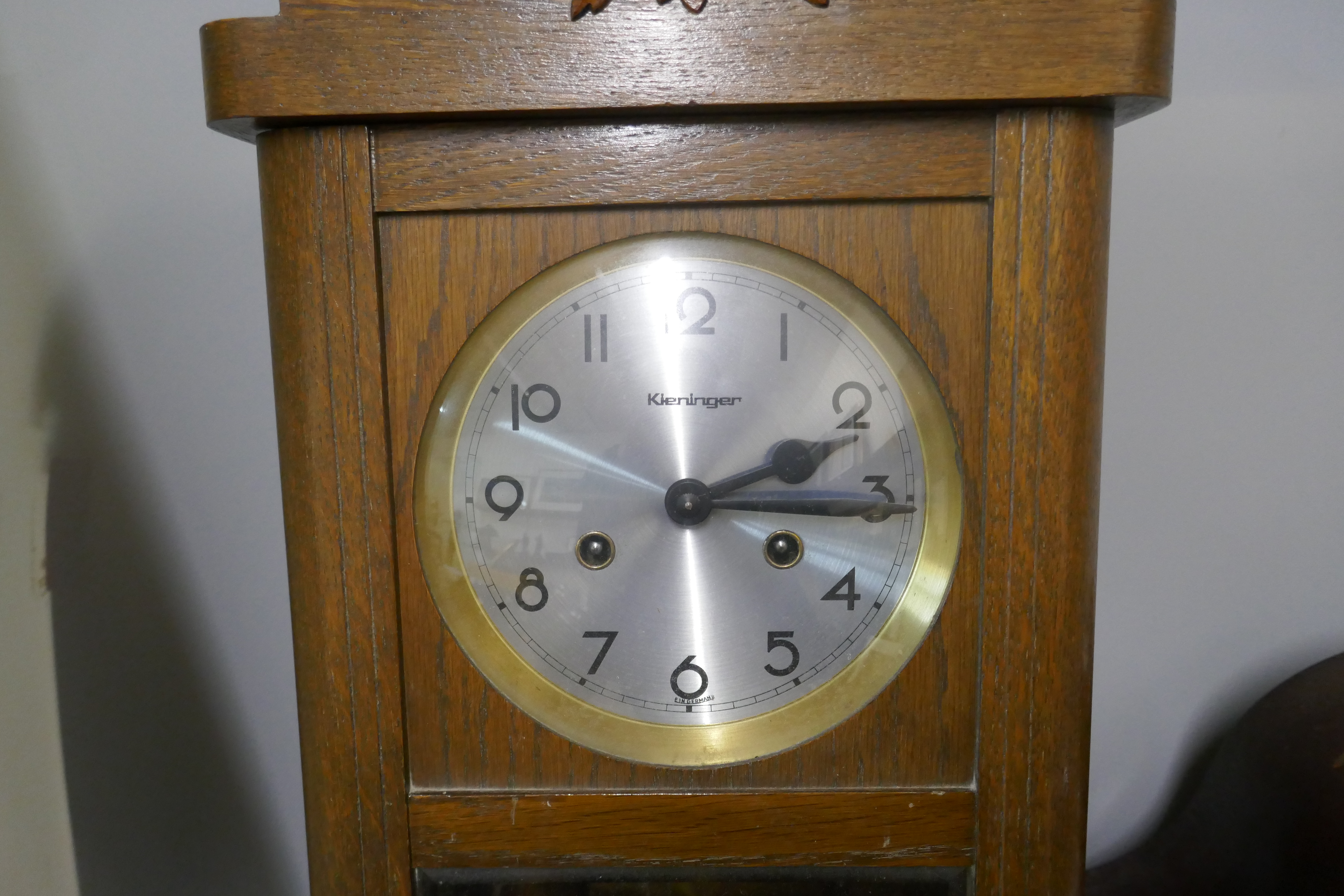 A German wooden cased wall clock and a mantel clock - Bild 2 aus 4