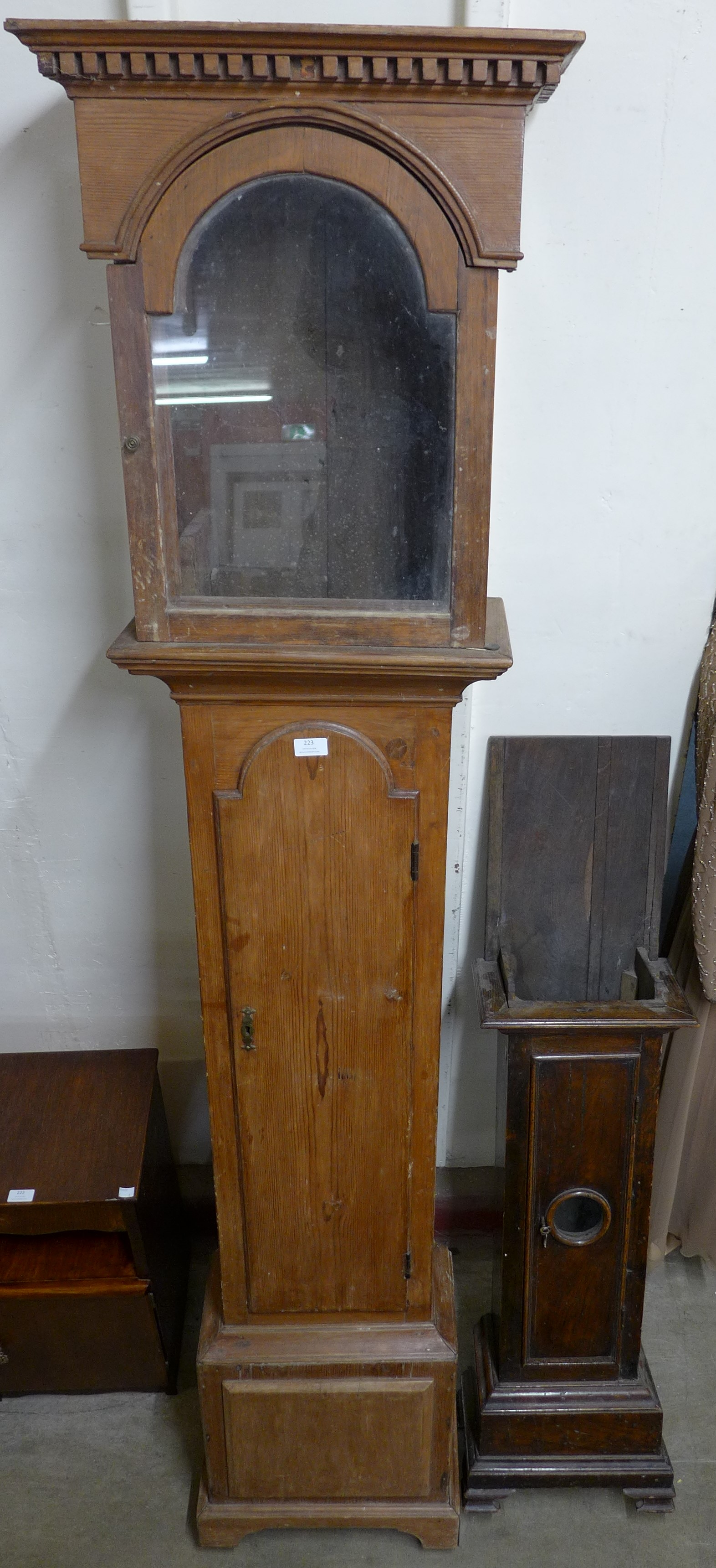 An early 18th Century pine longcase clock case and a 17th Century oak dwarf cased clock case - Bild 2 aus 2