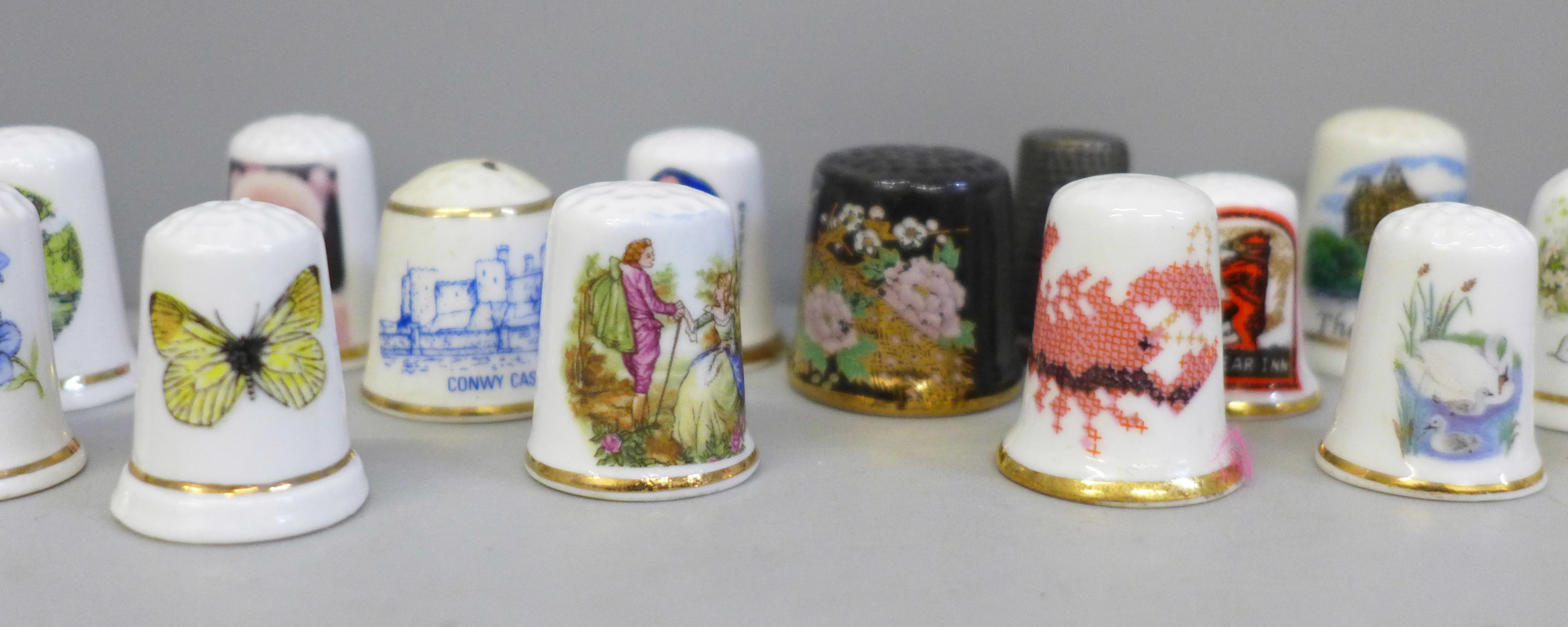A collection of approximately 1,000 thimbles - Image 5 of 8