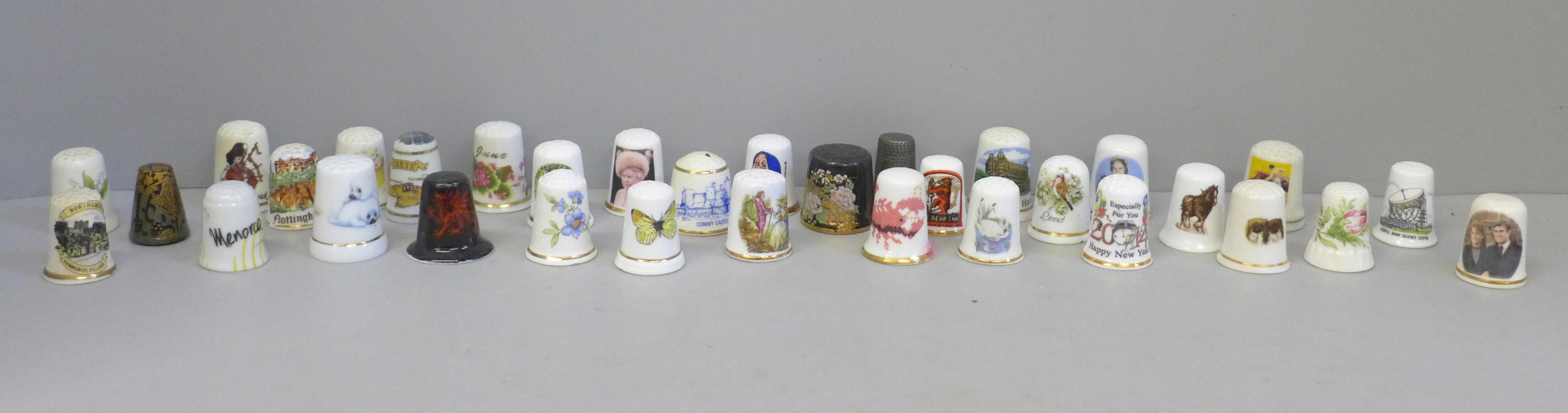 A collection of approximately 1,000 thimbles - Image 3 of 8