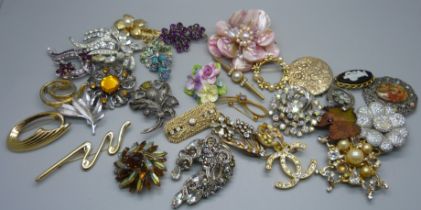 Thirty costume brooches