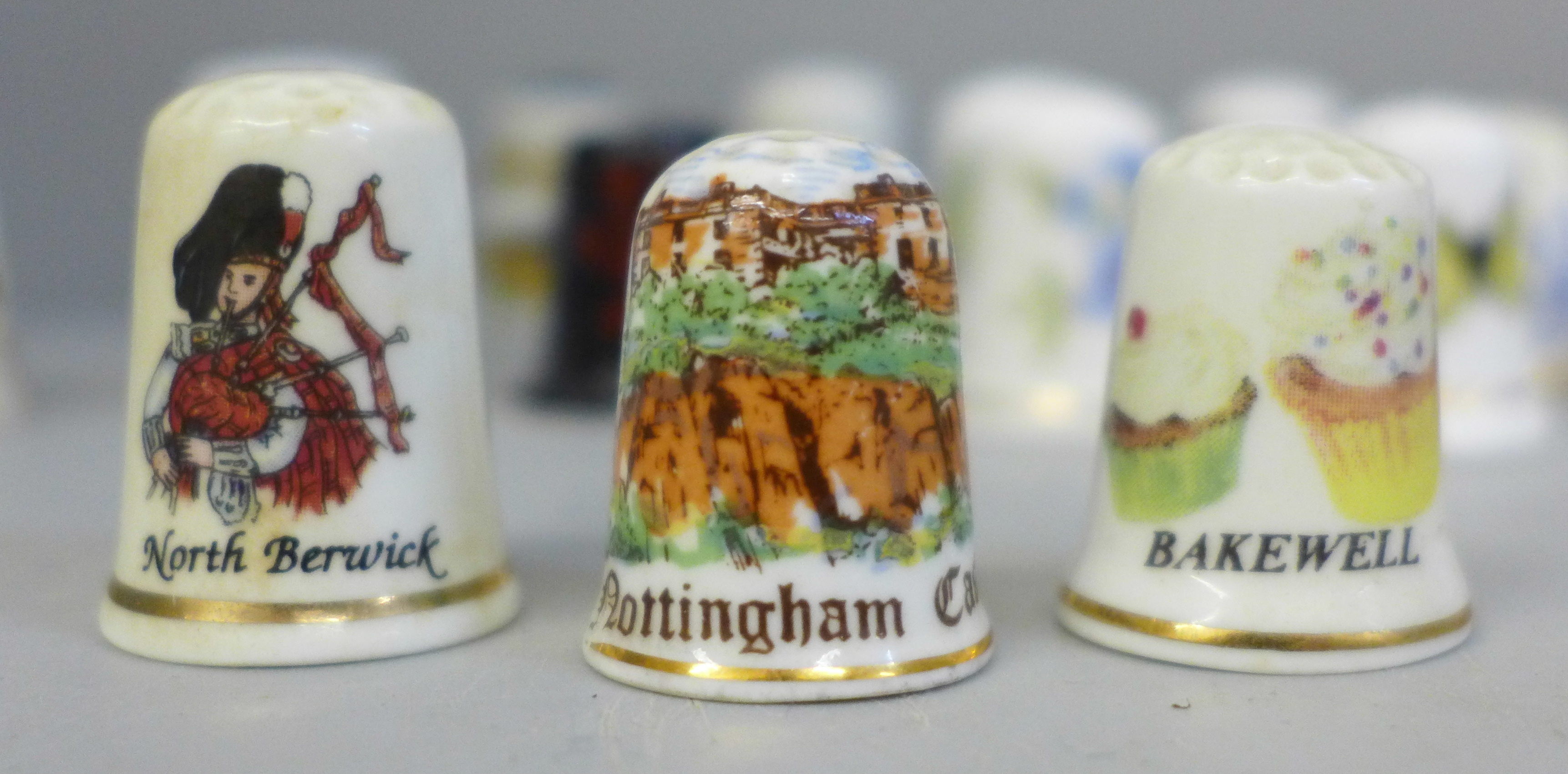 A collection of approximately 1,000 thimbles - Image 7 of 8