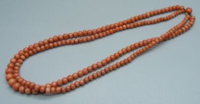 A coral necklace, 43cm