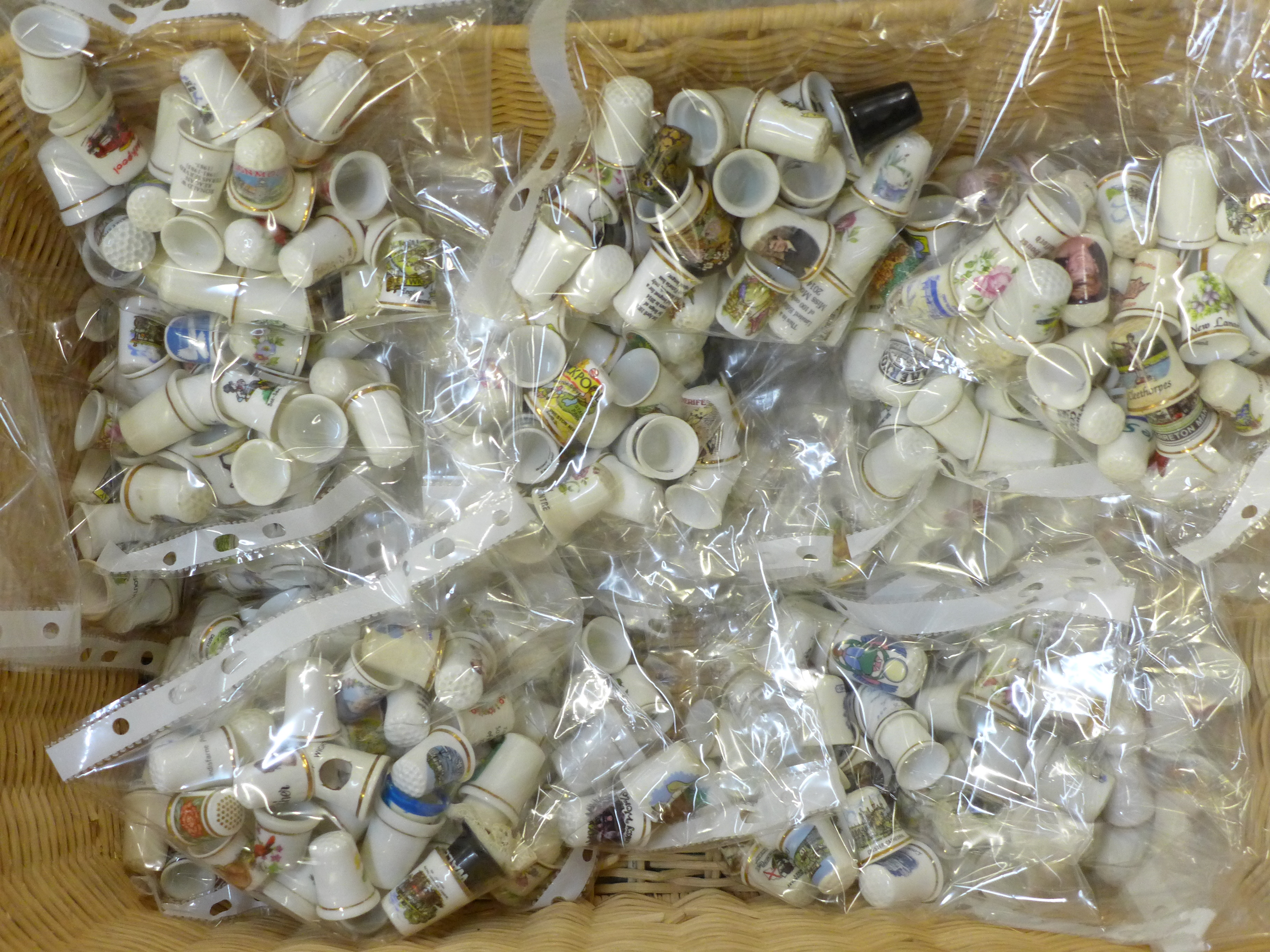 A collection of approximately 1,000 thimbles - Image 2 of 8