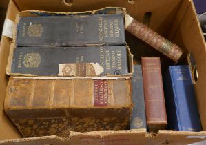 Antiquarian and later books including Enyclopaedia Londinensis, two volumes, Byrons Poetical