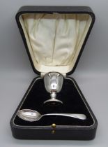 A silver egg cup and spoon christening set, Birmingham 1924, 37g