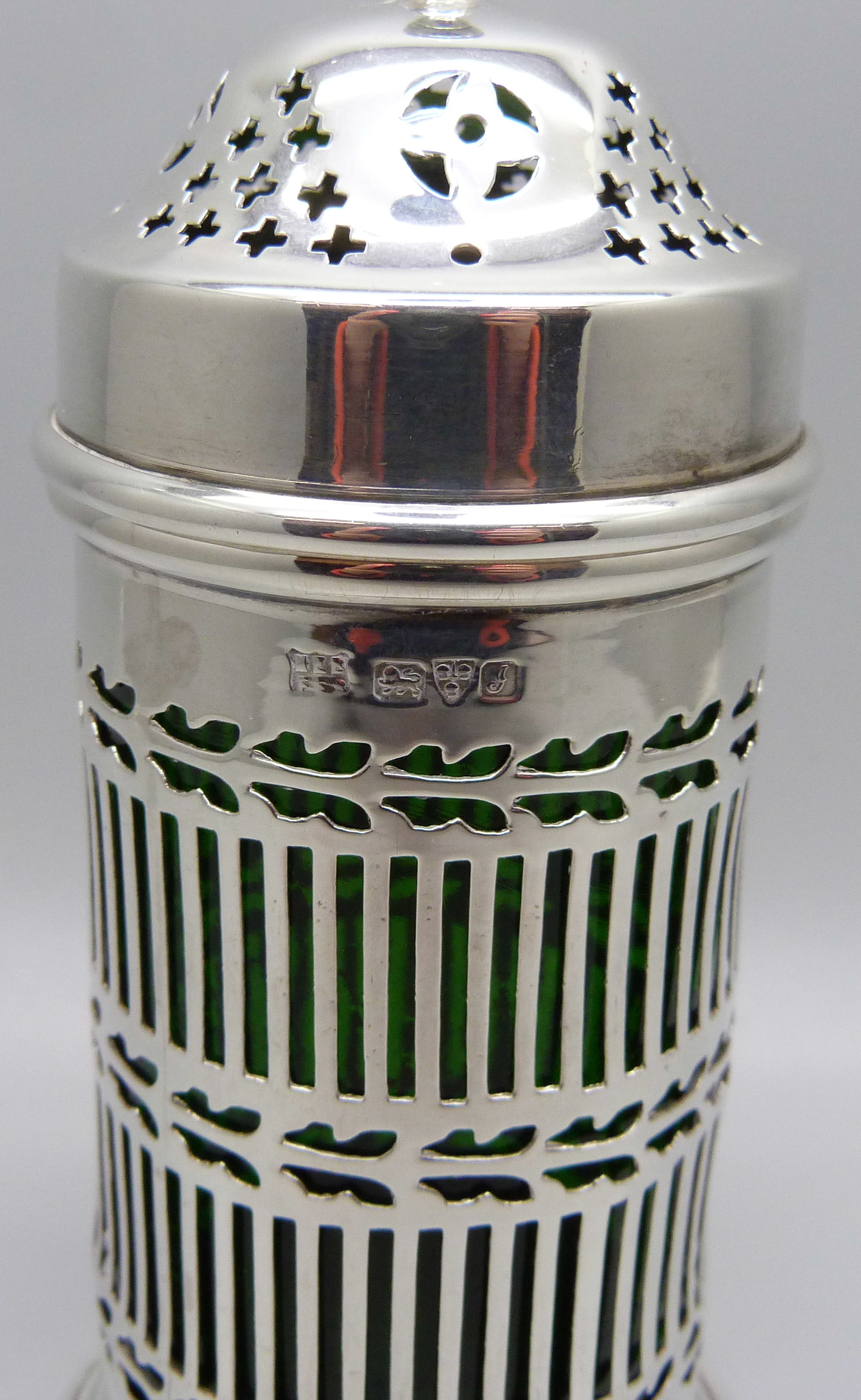 An Edwardian silver shaker with green glass liner, Chester 1909, 67g - Image 2 of 5