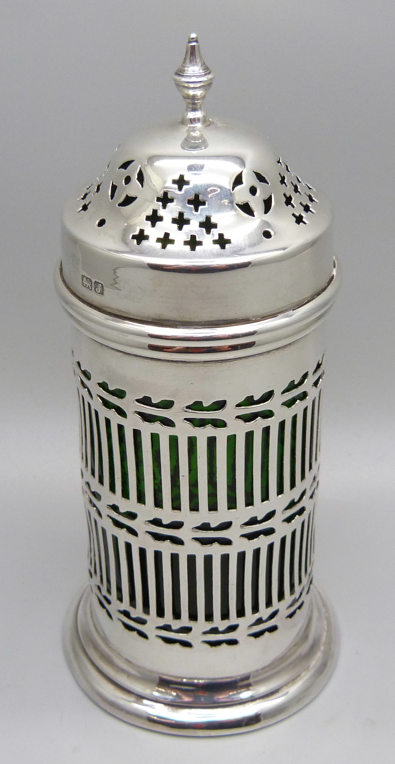 An Edwardian silver shaker with green glass liner, Chester 1909, 67g - Image 3 of 5