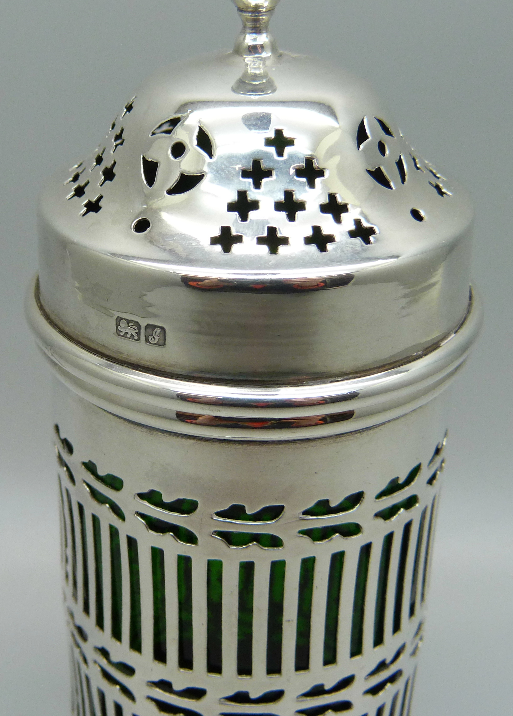 An Edwardian silver shaker with green glass liner, Chester 1909, 67g - Image 4 of 5
