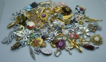 One hundred costume brooches