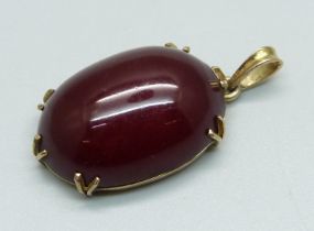 A 9ct gold mounted sherry amber cabochon pendant, 20mm x 25mm