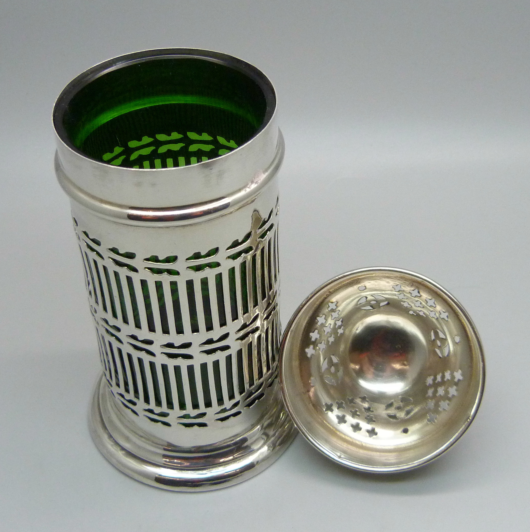 An Edwardian silver shaker with green glass liner, Chester 1909, 67g - Image 5 of 5