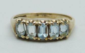 A 9ct gold, five stone aquamarine ring, 2.8g, R