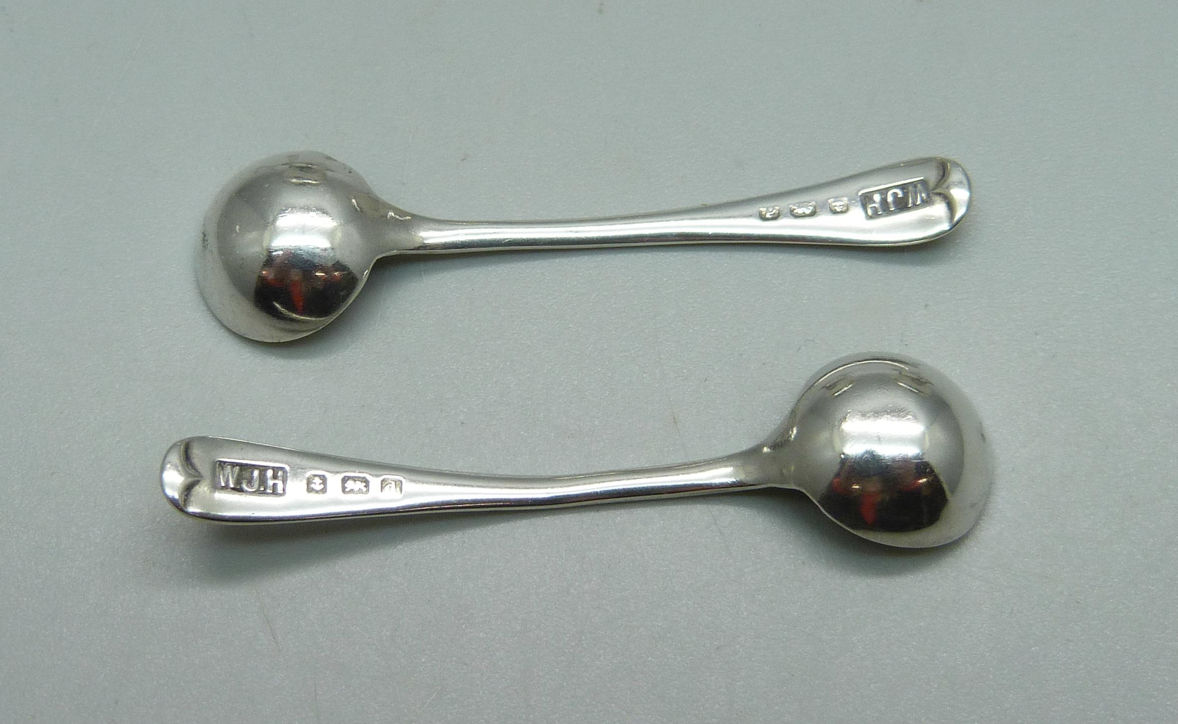A pair of silver salts and a pair of silver salt spoons, 65g - Image 3 of 4
