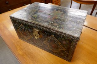 A Chinese black lacquered chinoiserie box