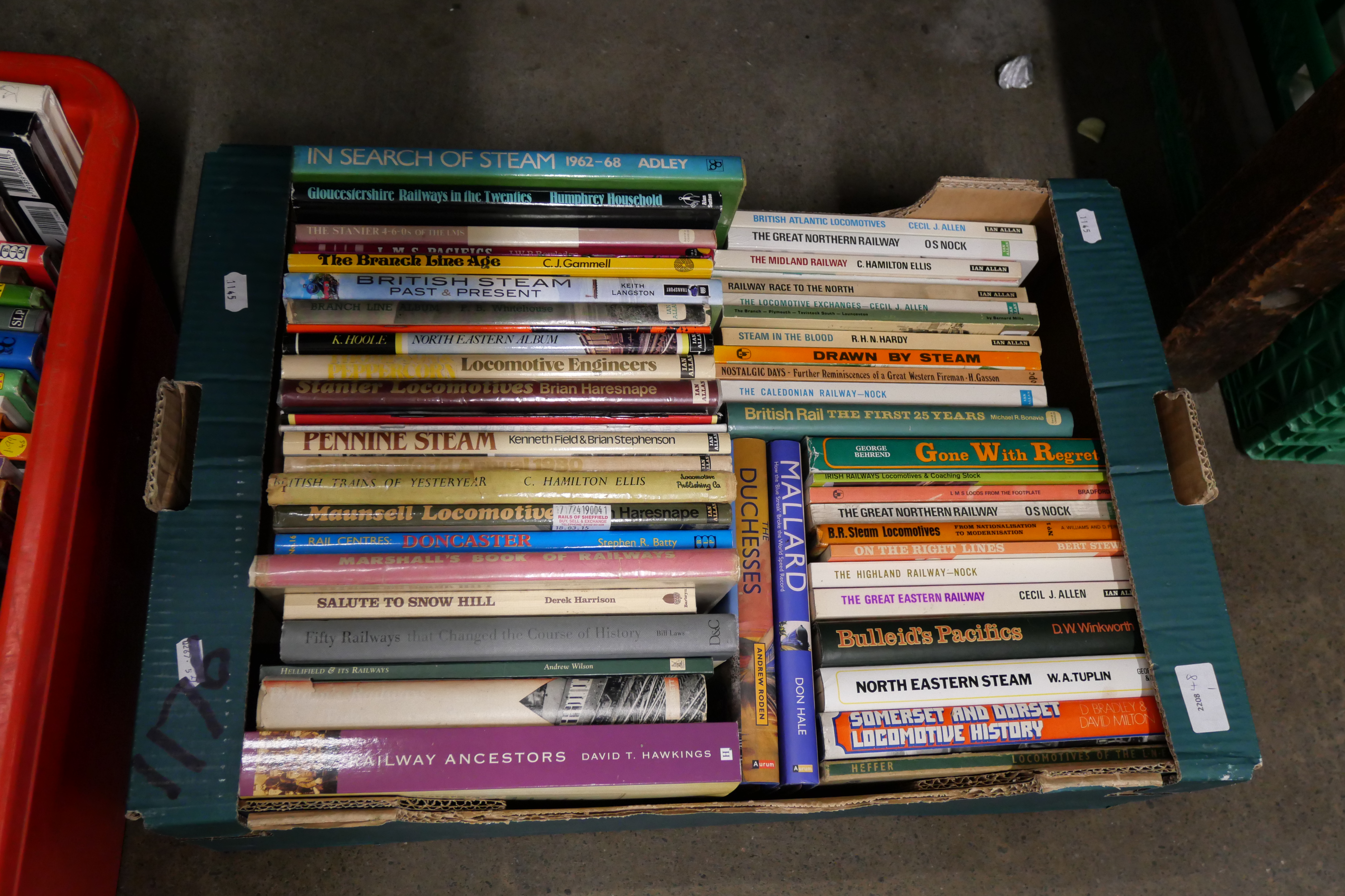 Over 100 books on railways **PLEASE NOTE THIS LOT IS NOT ELIGIBLE FOR POSTING AND PACKING** - Image 4 of 4