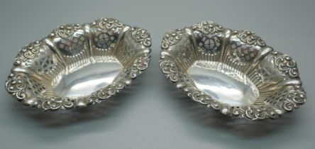 A pair of Victorian pierced and embossed silver dishes, Birmingham 1899, 70g