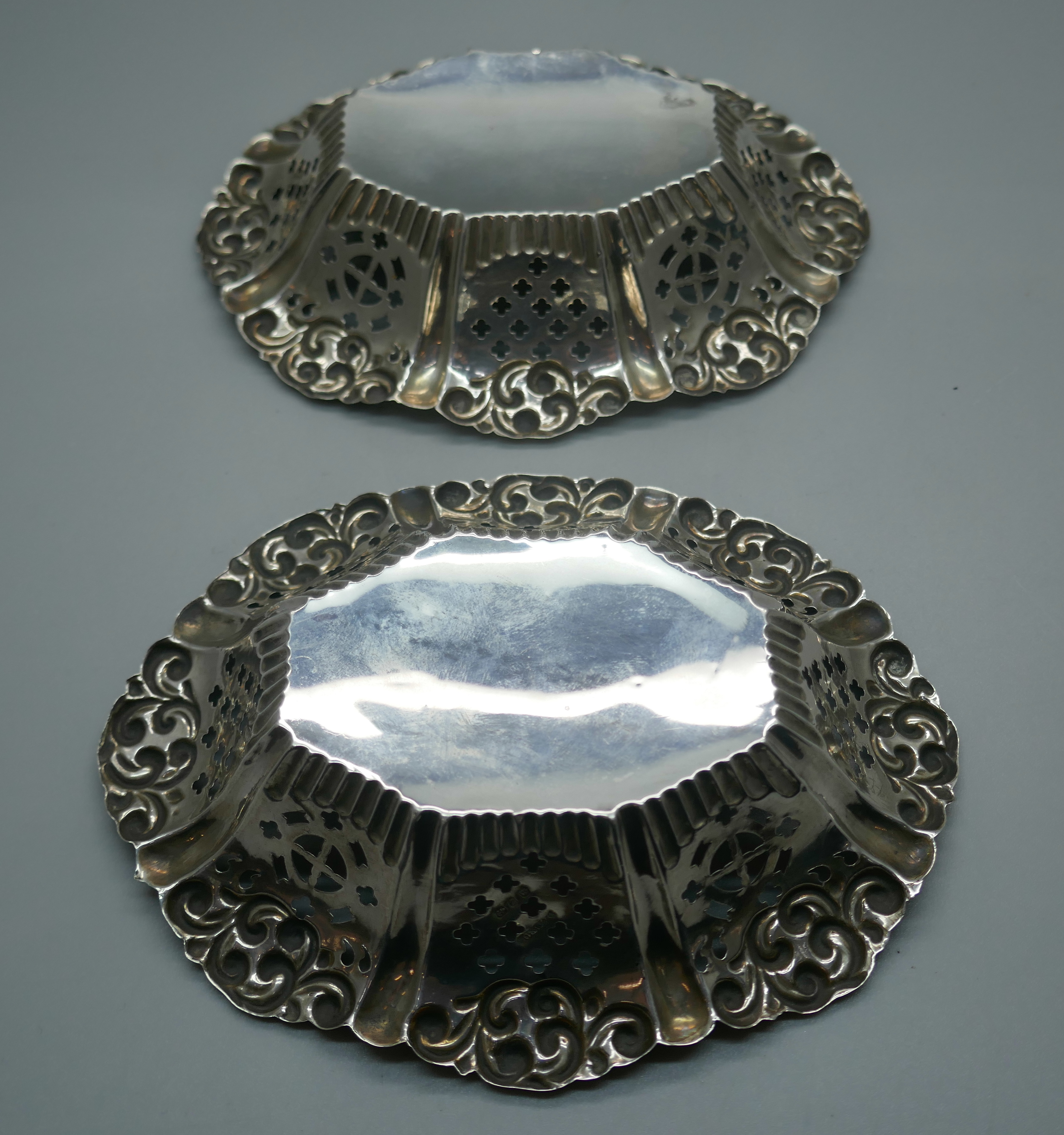 A pair of Victorian pierced and embossed silver dishes, Birmingham 1899, 70g - Image 3 of 5