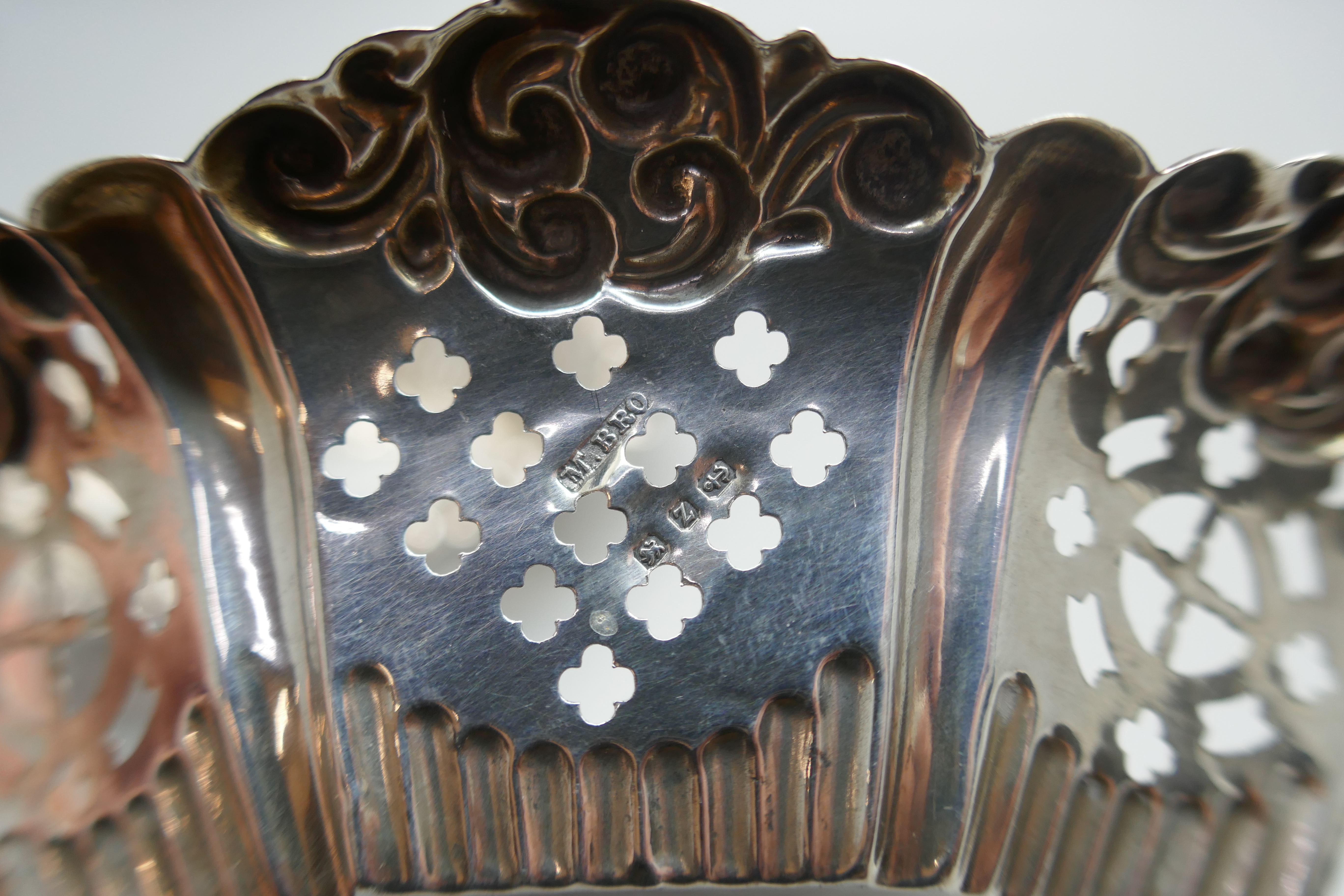 A pair of Victorian pierced and embossed silver dishes, Birmingham 1899, 70g - Image 4 of 5