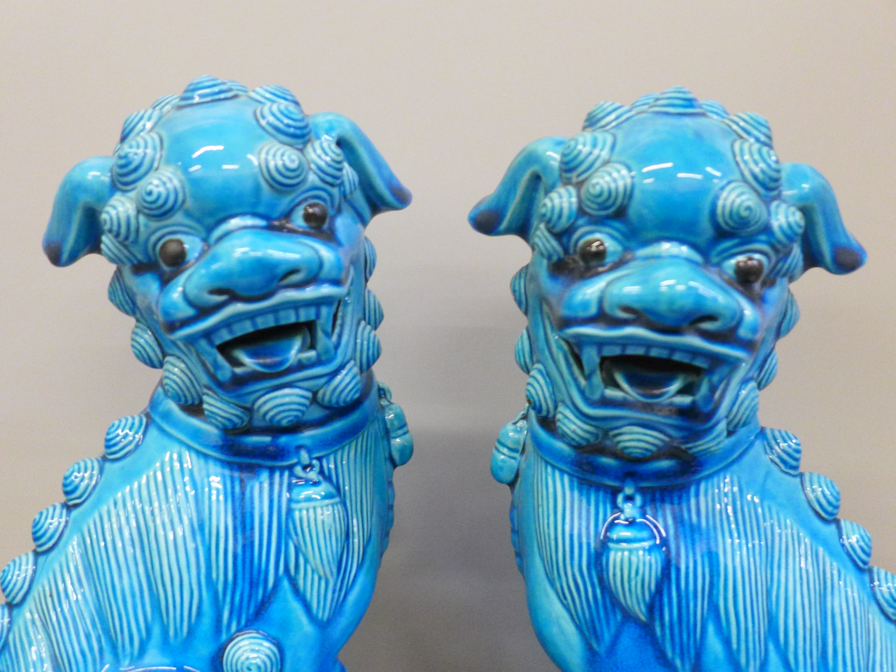 A pair of pottery Chinese dogs of foo, cobalt blue, 37cm - Bild 2 aus 4