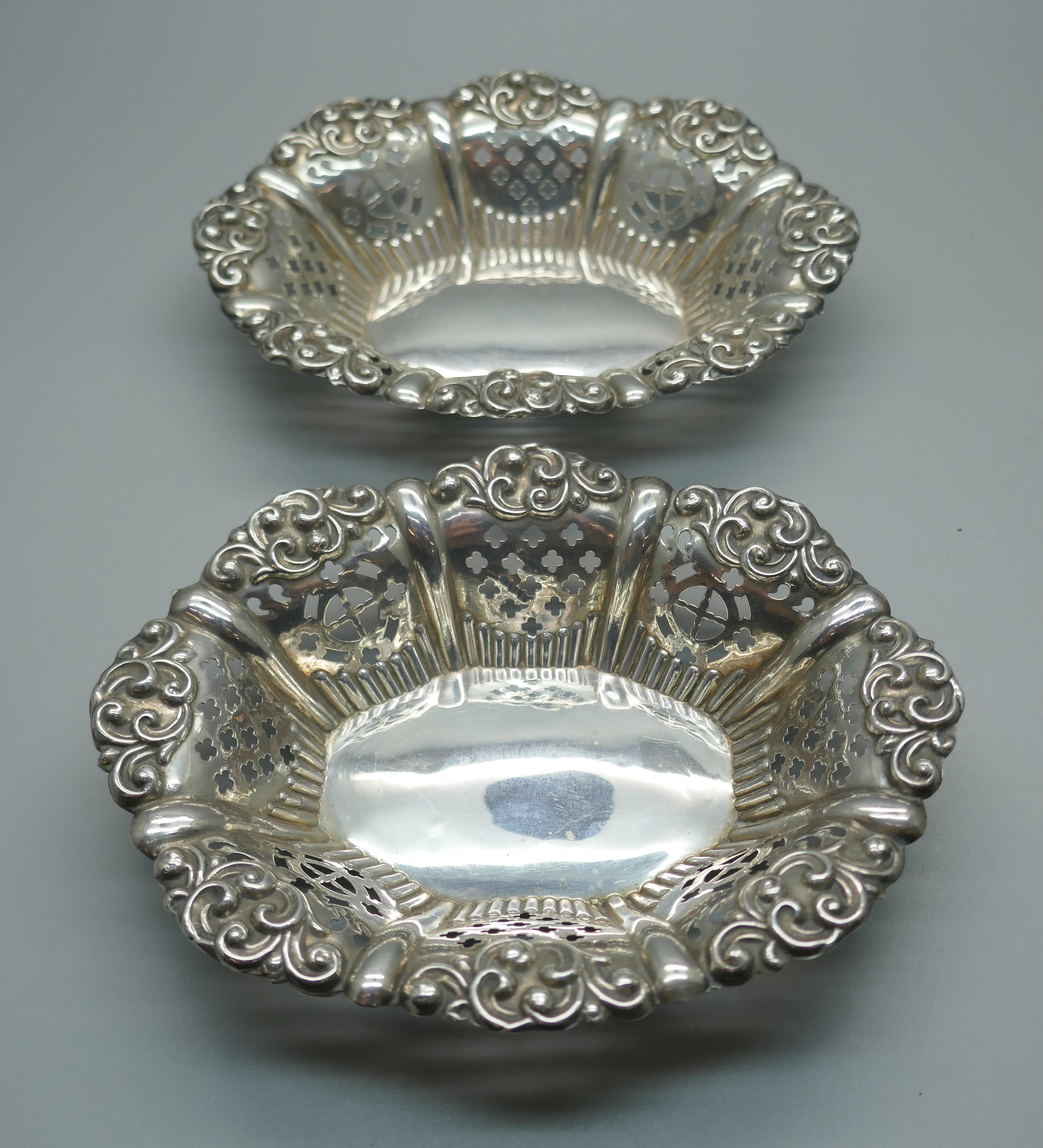 A pair of Victorian pierced and embossed silver dishes, Birmingham 1899, 70g - Image 2 of 5